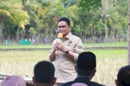 Bersiap Turun Sawah, Bupati Barru Mappalili Bersama Warga Cilelleng