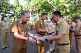 Bupati Bantaeng Bagi 2.000 Lembar Kain Korpri: Berdayakan Penjahit Lokal