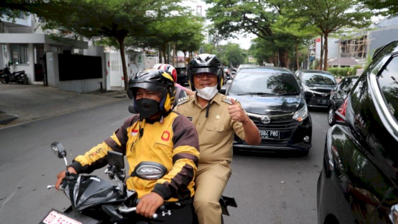 Wali Kota Makassar, Danny Pomanto menggunakan angkutan on line