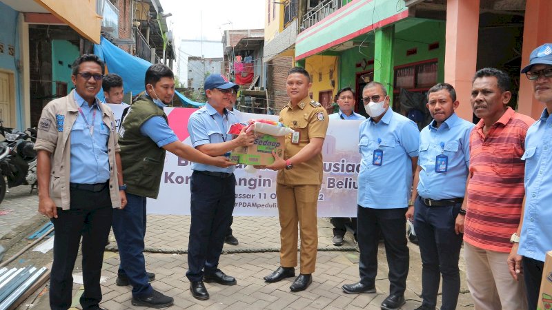Jajaram Direksi PDAM Makassar menyerahkan bantuan kepada korban bencana puting beliung di Kelurahan Macxini Sombala, Kecamatan Tamalate, Selasa, (11/10/22).