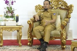 Dukung Produk Dalam Negeri, Gubernur Andi Sudirman Kenakan Sepatu Brand Lokal