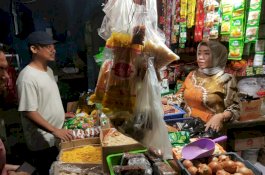 Pagi-pagi Gubernur Andi Sudirman Pantau Harga Bahan Pokok di Pasar Sawah