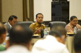 Dukung Produk Dalam Negeri, Gubernur Sulsel Kenakan Sepatu Jenama Lokal