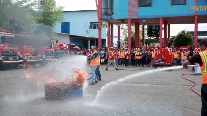 Simulasi memadamkan api menggunakan unit Pemadam Kebakaran Motor (Damtor) di Mako Damkar Kota Makassar, Kamis (13/10/2022).
