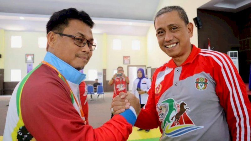 Bupati Wajo, Amran Mahmud (kanan), saat pelepasan kontingen Kabupaten Wajo untuk Pekan Olahraga Provinsi (Porprov) XVII Sulawesi Selatan di Ruang Pola Kantor Bupati Wajo, Kamis (13/10/2022).