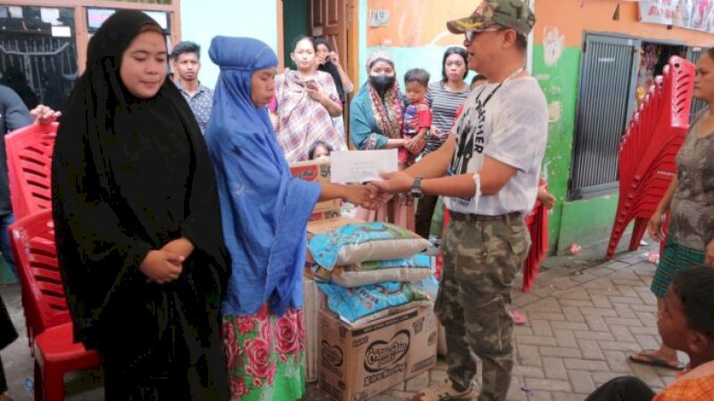 Dirut PDAM Makassar,  Beni Iskandar memberikan santunan kepada keluarga korban Petugas Kebersihan Kecamatan Makassar, Almarhum Nurdin Dg. Gassing.