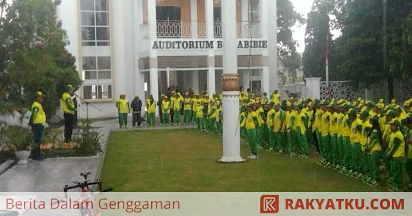 Diguyur Hujan Saat Pelepasan, Wali Kota Parepare Bakar Semangat Atlet Porprov dengan Guyuran Bonus
