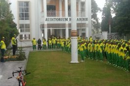 Diguyur Hujan Saat Pelepasan, Wali Kota Parepare Bakar Semangat Atlet Porprov dengan Guyuran Bonus