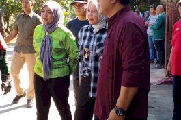 Kadis PU Makassar Dampingi Wakil Walikota  Tinjau Pengerukan Drainse di Perumnas Antang