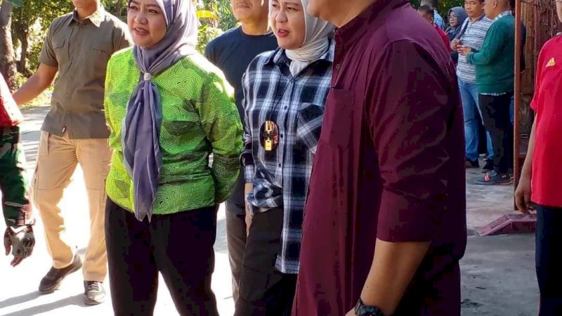 Kadis PU Makassar, Zulhaelsi Zubir saat mendampingi Wakil Wali Kota,  Fatmawati Rusdi saat meninjau pengerukan drainase di jl Perumnas Antang, (14/10/22).