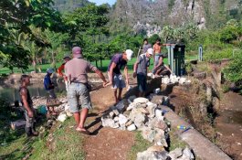 Tak Kunjung Diperbaiki Pemda, Warga Pangkep Gotong Royong Perbaiki Jembatan Rusak