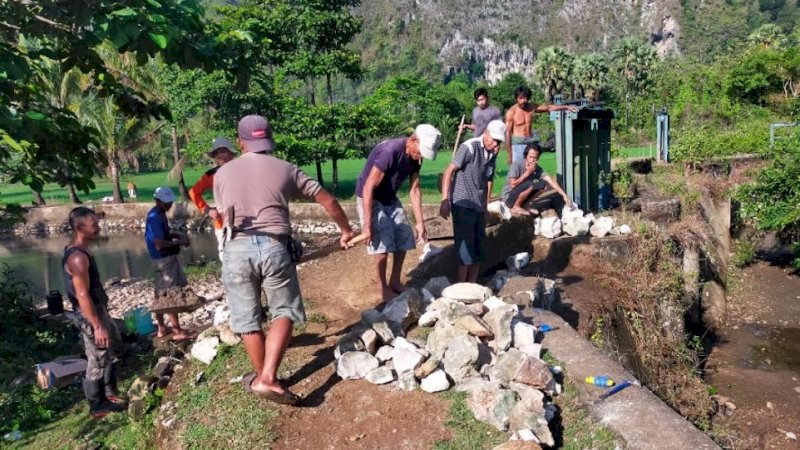 Warga Kampung Tiu, Kelurahan Kalabirang, Kecamatan Minasatene, Kabupaten Pangkep, bergotong royong memperbaiki jembatan, Ahad (16/10/2022).