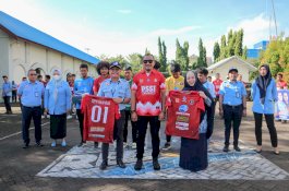 Target Emas, Beni Iskandar Tekankan Sportivitas Saat Melepas Kontingen Sepakbola Makassar 