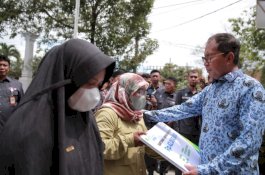 Wali Kota Makassar Serahkan Santunan Jaminan Kematian untuk Ahli Waris Jukir Perumda Parkir