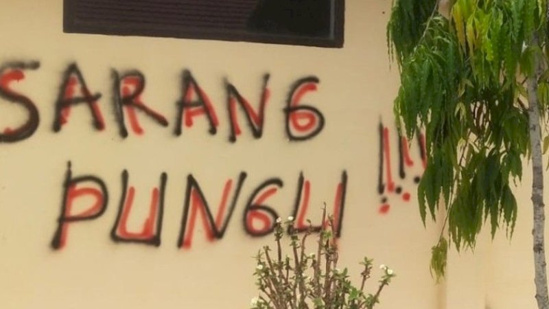 Tulisan 'Sarang Pungli' muncul di dinding Gedung Polres Luwu, Sulawesi Selatan. (Foto: Istimewa)