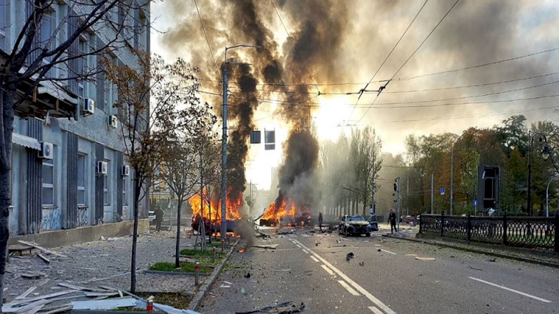 Beberapa kendaraan terbakar setelah Rusia meluncurkan rudal ke Ibu Kota Kyiv, Ukraina pada Senin (10/10/2022). Serangan ini meningkatkan esklasi perang Rusia vs Ukraina - The Moscow Times