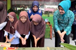 Ketua PKK Gowa Edukasi Pentingnya Cuci Tangan Memakai Sabun