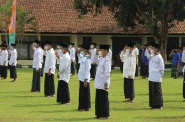 Seragam Upacara Hari Santri, Pakai Sarung dan Berpeci