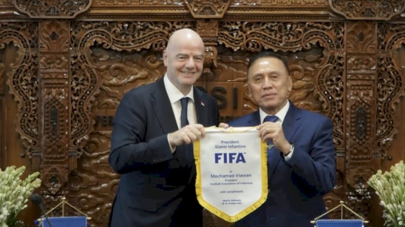 Presiden FIFA Gianni Infantino bersama Ketua Umum PSSI Mochamad Iriawan (foto: PSSI)