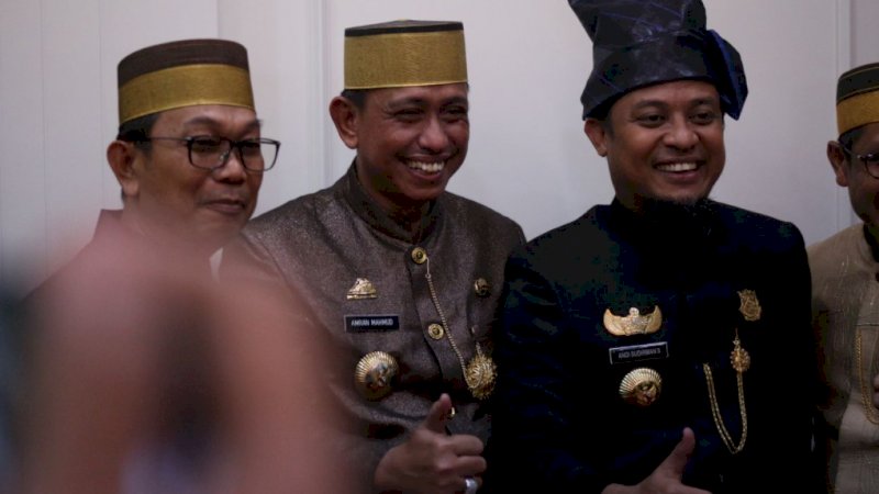 Bupati Wajo, Amran Mahmud (tengah), mendampingi Gubenur Sulsel, Andi Sudirman Sulaiman (kanan).