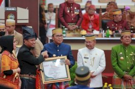 POSE Masuk Top 6 Inovasi Tingkat Provinsi, Wali Kota Makassar Terima Penghargaan di Hari Jadi Sulsel