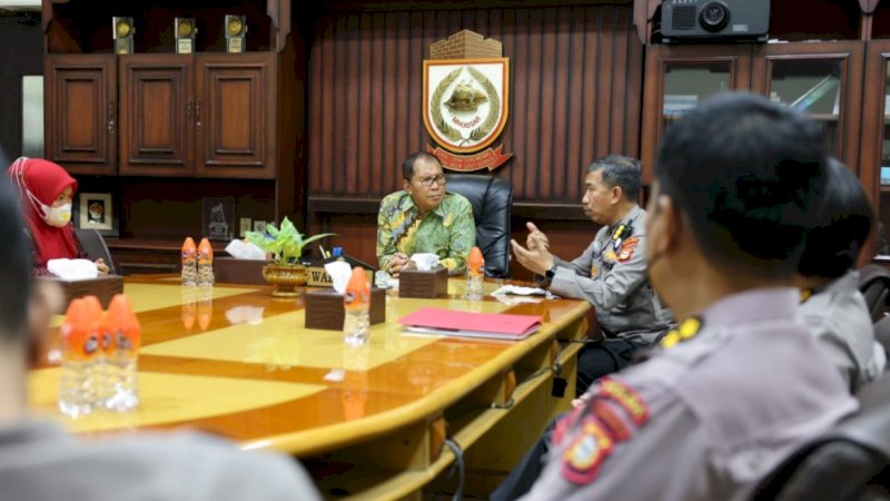 Pertemuan Kabiddokkes Polda Sulsel, Kombes Pol. dr. Yusuf Mawadi, bersama jajaran dengan Wali Kota Makassar, Mohammad Ramdhan Pomanto, di Kantor Balai Kota Makassar, Kamis (20/10/2022).