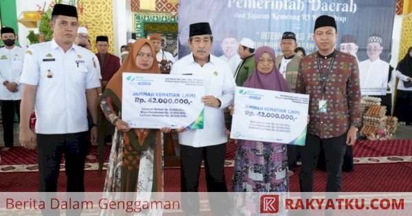 Diserahkan Bupati Sidrap, Ahli Waris Dua Petugas Syara Terima Santunan BPJamsostek