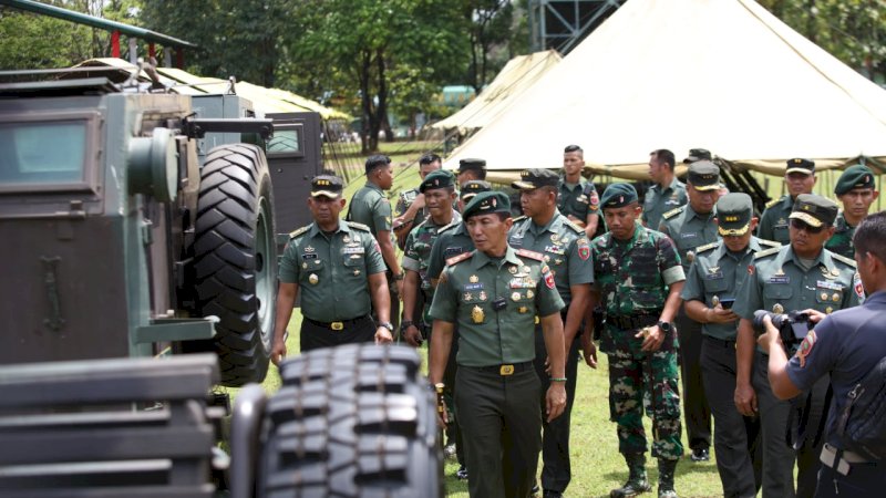 Pangdam XIV/Hasanuddin Mayjen TNI Dr. Totok Imam Santoso saat menyambangi Markas Komando (Mako) Batalyon Infanteri (Yonif) Raider 700/Wira Yudha Cakti.