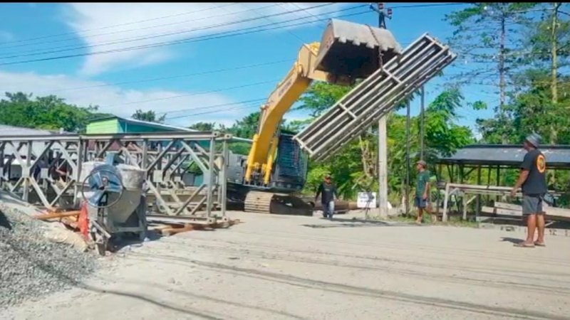 Jembatan Rampoang Palopo Dalam Tahap Pemasangan Rangka Bailey