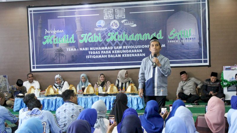 Ustadz Maulana saat membawakan ceramah pada Perayaan Maulid Nabi Muhammad SAW di Aula Kantor PDAM Makassar,  Rabu, (20/10/22).