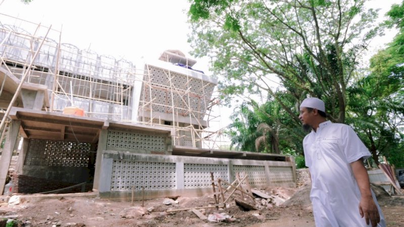 Gubernur Sulawesi Selatan (Sulsel), Andi Sudirman Sulaiman, saat meninjau progres pembangunan Masjid Nurul Amir, Jumat (21/10/2022).