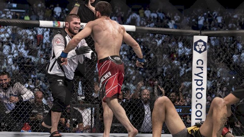 Setelah menerima sabuk gelar juara dunia kelas ringan UFC, Islam Makhachev langsung digotong Khabib Nurmagomedov keliling octagon. (Craig Kidwell-USA TODAY Sports)