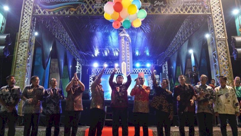 Pembukaan Festival Takabonerate 2022, di Taman Pelangi, Kabupaten Kepulauan Selayar, Ahad (23/10/2022).