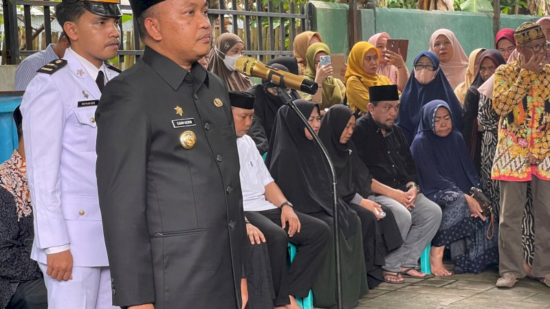 Ilham Azikin Pimpin Upacara Pelepasan Jenazah Mantan Wabup Bantaeng