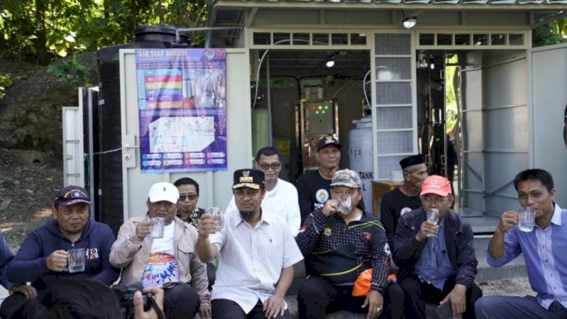 Gubernur Sulsel, Andi Sudirman Sulaiman (ketiga kiri), saat mengunjungi Desa Pulau Persatuan, Pulau Kanalo 2, Kecamatan Pulau Sembilan, Kabupaten Sinjai, Ahad (23/10/2022).