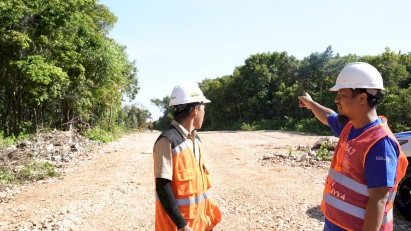 Gubernur Sulawesi Selatan (Sulsel), Andi Sudirman Sulaiman (kanan), meninjau progres pembangunan ruas Batu Tongkarayya - Goa Passea, Kecamatan Bonto Bahari, Kabupaten Bulukumba, Senin (24/10/2022).