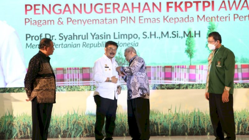 Penganugerahan Forum Komunikasi Perguruan Tinggi Pertanian Indonesia (FKPTPI) Award kepada Menteri Pertanian (Mentan) RI, Syahrul Yasin Limpo (kedua kiri), dalam Seminar Nasional dan Lokakarya FKPTPI di Unhas Hotel dan Convention Center, Kota Makassar, Senin (24/10/22).