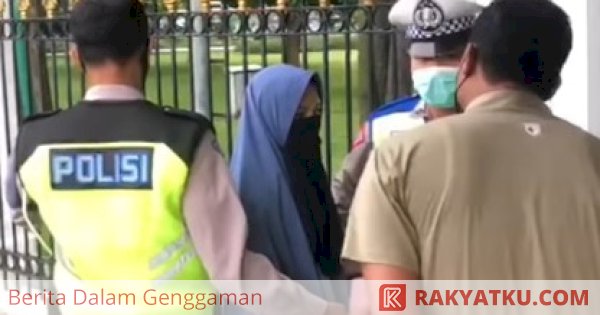 Seorang Perempuan Bawa Pistol Terobos Istana Kepresidenan