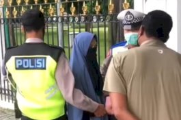 Seorang Perempuan Bawa Pistol Terobos Istana Kepresidenan