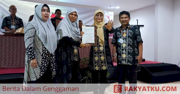 Prof Farida Berikan Tongkat Estafet Kepemimpinan Kagama Sulsel Kepada Asniar Khumas