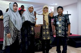 Prof Farida Berikan Tongkat Estafet Kepemimpinan Kagama Sulsel Kepada Asniar Khumas