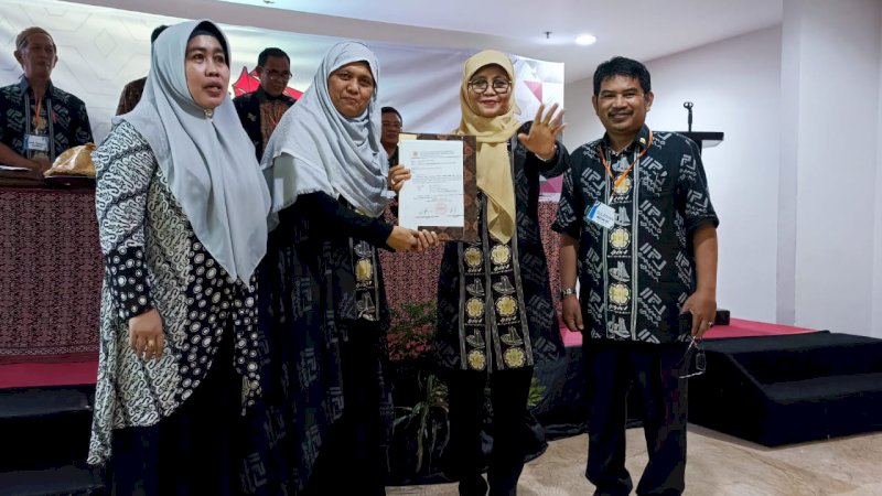Prof Farida Berikan Tongkat Estafet Kepemimpinan Kagama Sulsel Kepada Asniar Khumas