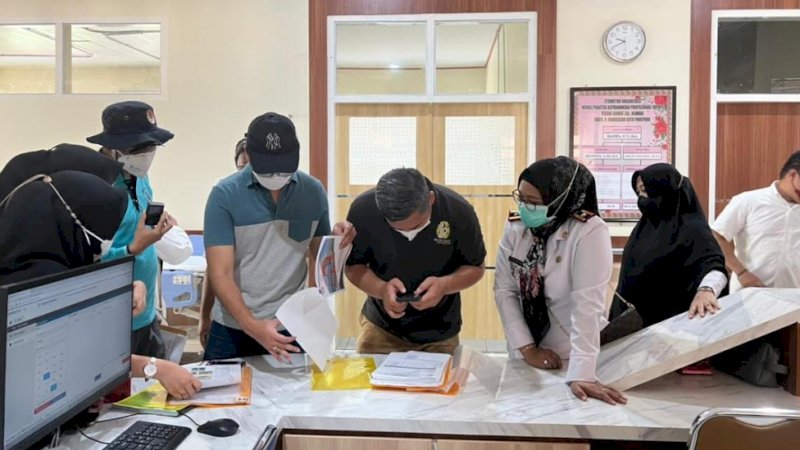 Tim adipura dari Kementerian Lingkungan Hidup dan Kehutanan (KLHK) saat meninjau Rumah Sakit Umum Daerah (RSUD) Andi Makkasau, Kota Parepare, Rabu (26/10/2022).