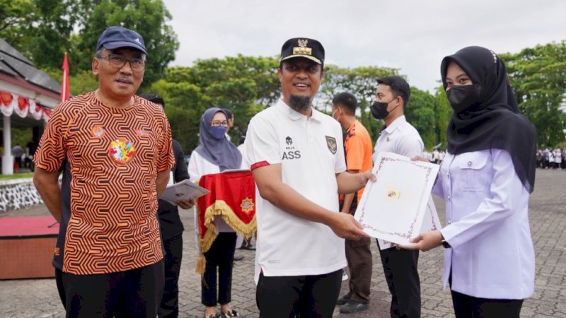 Gubernur Sulawesi Selatan (Sulsel), Andi Sudirman Sulaiman (tengah), saat penyerahan surat keputusan (SK) secara simbolis di Lapangan Upacara Kantor Gubernur Sulsel, Rabu (26/10/2022).