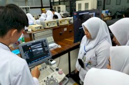 Siswa SMA Islam Athirah Bukit Baruga Coba Berbagai Inovasi ITS di Fakultas Biomedik