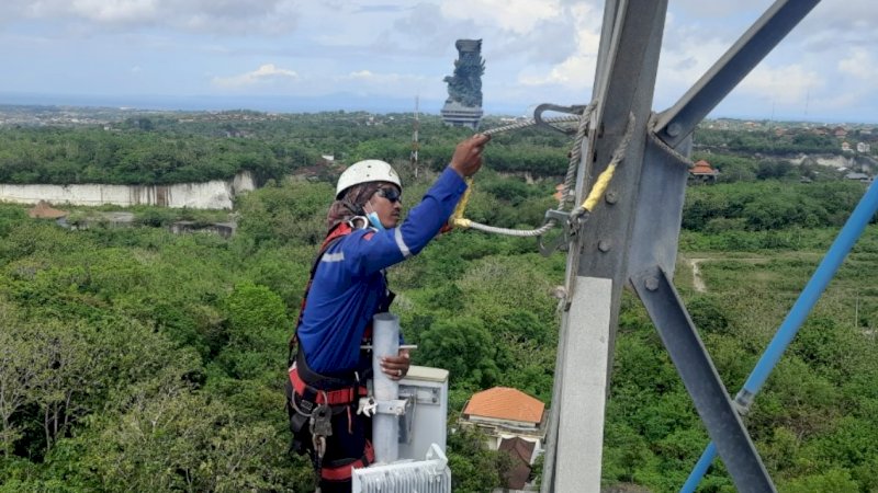 Teknisi XL Axiata memeriksa perangkat BTS di atas tower yang berada di area Nusa Dua, Bali, belum lama ini. XL Axiata telah siap menghadirkan jaringan 4G dan 5G guna menyukseskan gelaran KTT G20 di Bali, 15-16 November 2022. (Foto: XL Axiata)