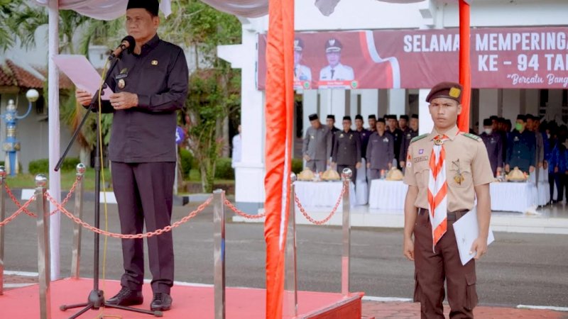 Bupati Barru, Suardi Saleh, menjadi inspektur upacara peringatan Hari Sumpah Pemuda (HSP) ke-94 di Lapangan Kantor Pemerintah Kabupaten (Pemkab) Barru, Jumat (28/10/2022).