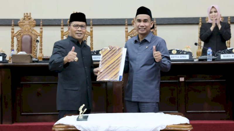 Wali Kota Makassar, Mohammad Ramdhan Pomanto (kiri), dan Ketua DPRD Makassar, Rudianto Lallo, setelah penandatanganan nota kesepahaman rancangan KUA dan PPAS APBD 2023 dalam sidang paripurna di Kantor DPRD Makassar, Jumat (28/10/2022).