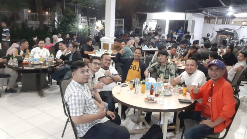 Ketua IKA Unhas Kota Makassar terpilih, Rudianto Lallo (kanan), bersama para calon pengurusnya di rumah jabatan Ketua DPRD Kota Makassar, Jumat (28/10/2022). (Foto: Istimewa)