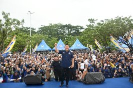 RMS Bagi Hadiah Mobil dan Motor ke Kader Saat Lantik Pengurus NasDem Maros